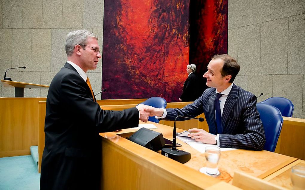 Elbert Dijkgraaf (SGP) en Staatssecretaris Eric Wiebes van Financien (R) tijdens het debat over het Belastingplan van staatssecretaris Eric Wiebes in de Tweede Kamer. Beeld ANP