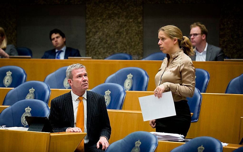 Elbert Dijkgraaf (L) en Carola Schouten (R) tijdens de plenaire behandeling van het Belastingplan 2016. beeld ANP