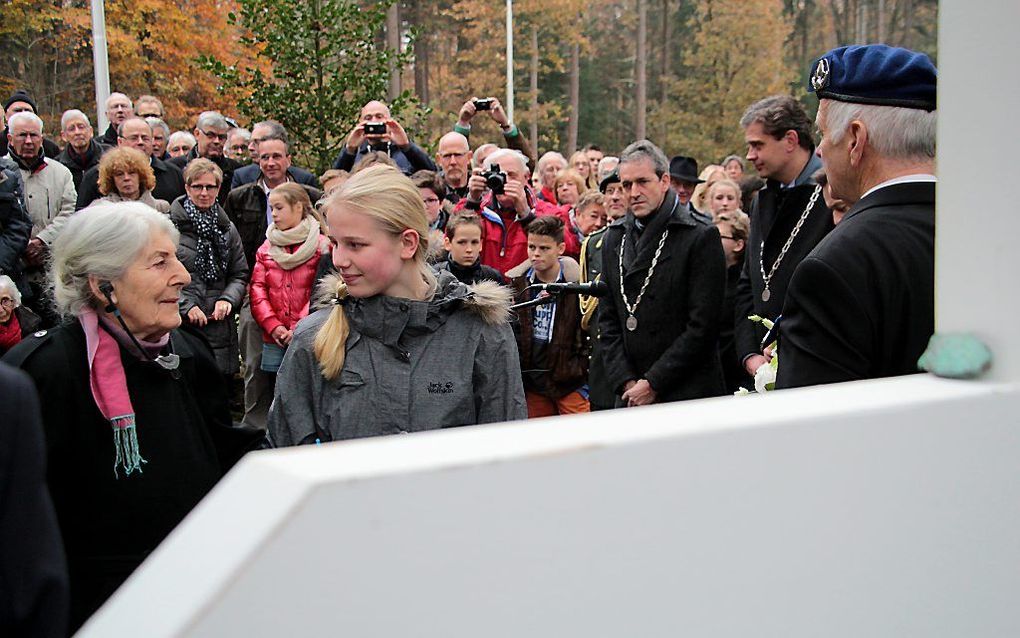 Betty Bausch-Polak met een leerling van het Ichthus College. beeld Bert van Garderen, Ichthus College Veenendaal