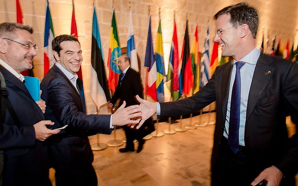 Premier Rutte (R) en de Griekse premierTsipras in Valletta tijdens de tweede dag van de top over migratie. beeld ANP