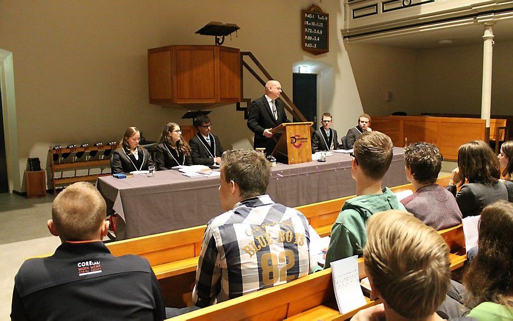 Ds. Diepenbroek tijdens de lezing voor Depositum Custodi. beeld RD