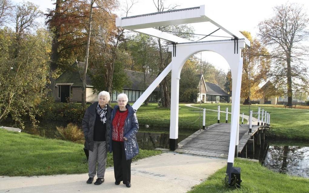 Hertha (l.) en Selma (r.) Denneboom op het Landgoed Nienoord tijdens hun recente verblijf in hun geboorteplaats Leek.  beeld Rosanne de Boer