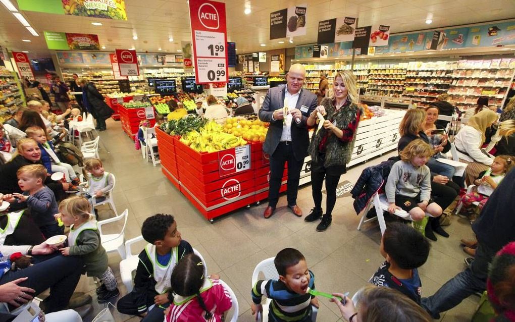 September en oktober zijn de maanden van de campagnes voor duurzaam geproduceerd voedsel. Supermarkten, speciaalzaken en andere detaillisten proberen de consument tot aankoop van gelabelde producten te verleiden. Foto: kinderen eten een bananenhapje bij d