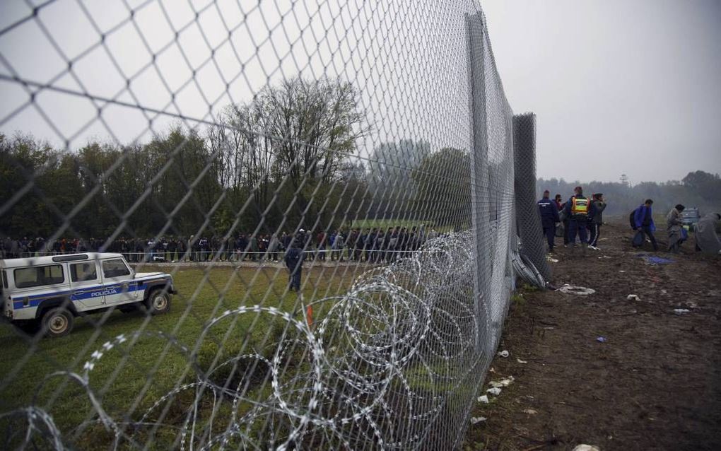 Einde open grenzen. Deze zomer plaatste Hongarije een hek langs de zuidelijke grens. Migranten uit de richting van Kroatië konden omkeren of werden mondjesmaat toegelaten (foto). Het prikkeldraad langs de grens zette de relatie tussen Hongarije en ‘Brusse