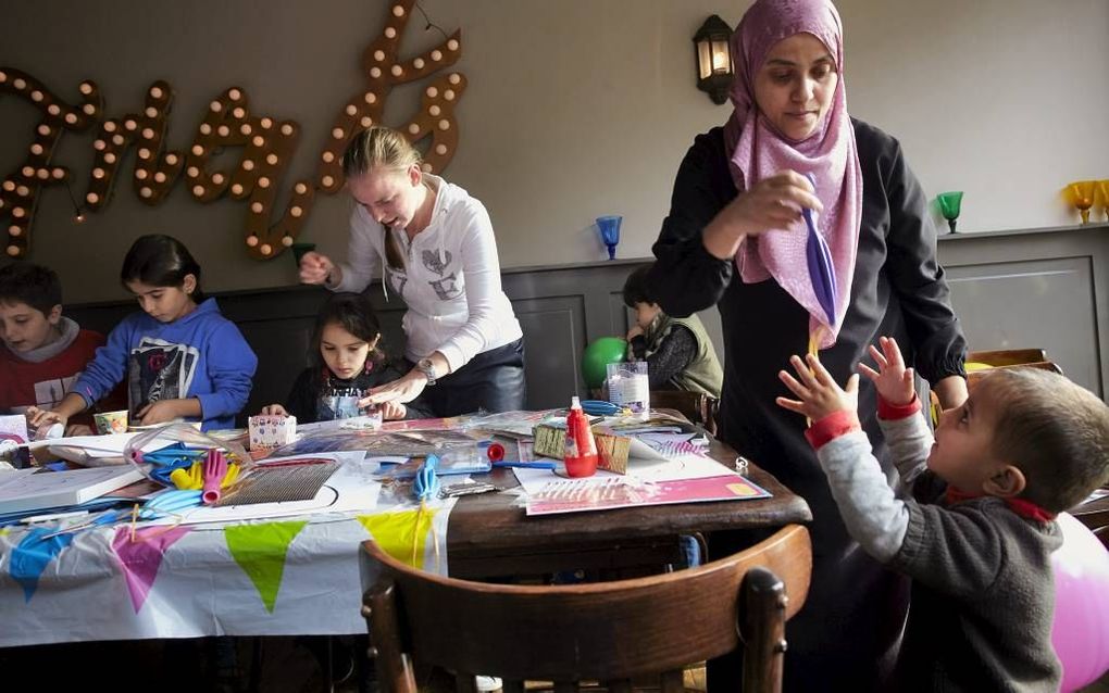 JBGG-jongeren organiseren een knutselactiviteit voor Syrische vluchtelingen. beeld Jaco Klamer