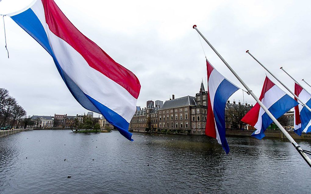 Bij de Hofvijver in Den Haag hangen de vlaggen maandag halfstok in verband met de aanslagen in Parijs. beeld ANP