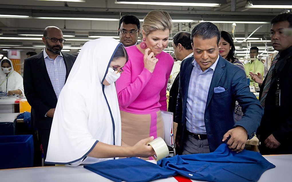 Koningin Máxima bezoekt een kledingfabriek in Bangladesh. beeld ANP