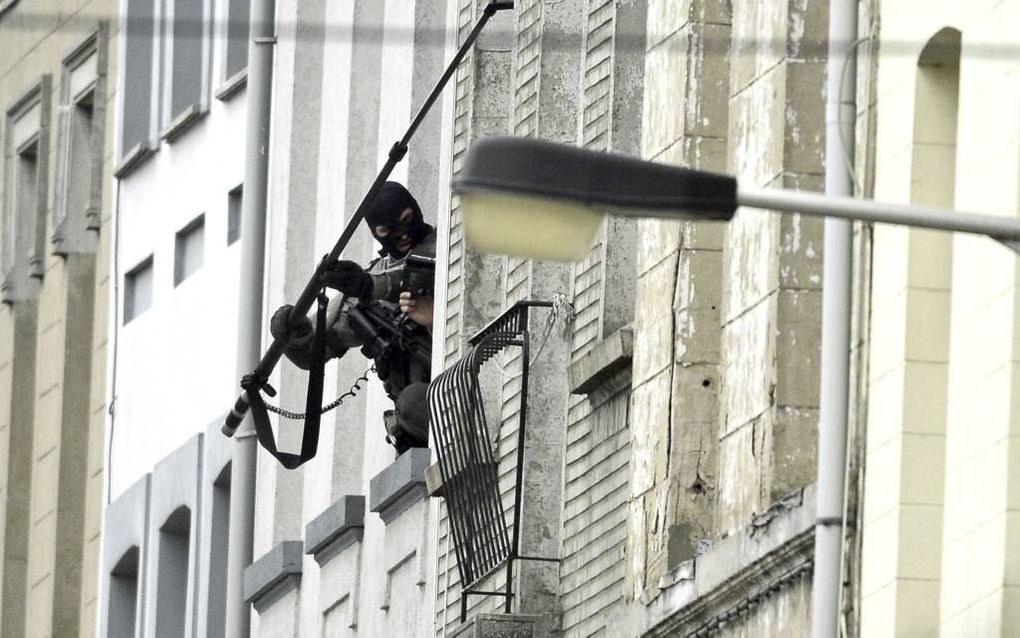 Inval in woning in Molenbeek. Beeld AFP