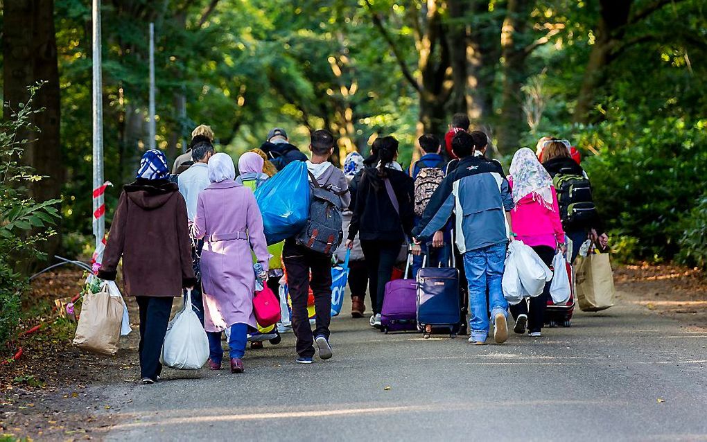 Vluchtelingen verlaten noodopvang Heumensoord. Beeld ANP