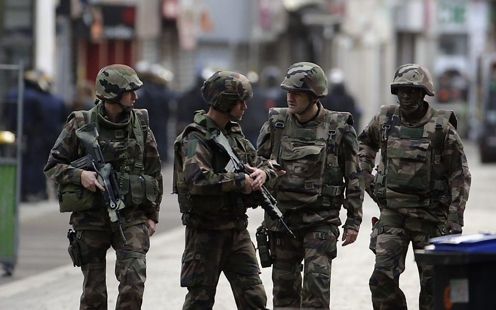 PARIJS. Franse militairen patrouilleren in de straten van Saint Denis, waar vanmorgen een grote antiterreuractie gaande was. Drie verdachten werden gearresteerd. een vrouw blies zich op. beeld AFP