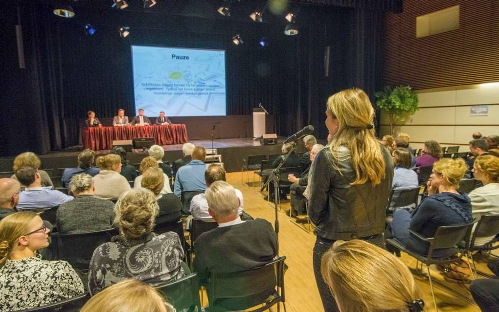 ALBLASSERDAM. Op een symposium in Alblasserdam werd de reformatorische gezindte vergeleken met schuivende gletsjer.  beeld Cees van der Wal