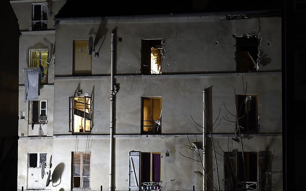 Het appartement in de Parijs voorstad Saint-Denis waar woensdag een antiterreuroperatie plaatshad. beeld AFP