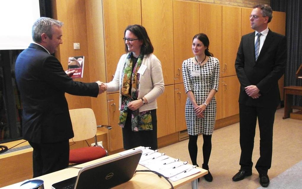 In Woerden werd woensdag een Bijbels dagboek voor autisten gepresenteerd. V.l.n.r.: Hendrik-Jan Colijn, directeur van de vereniging Helpende Handen, Inge van Hell-van Dijke, Sharon-Heger-Bijnagte en Hans Versloot van uitgeverij Den Hertog.  Van Hell en He