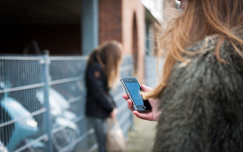 Een op de zes jongeren zegt verslaafd te zijn aan sociale media. Bij meisjes speelt dat meer dan bij jongens. beeld ANP