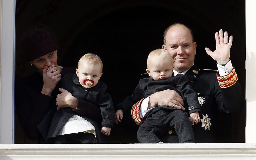 Prinses Charlene, prinses Gabriella, prins Albert en prins Jacques (v.l.n.r.) zwaaien naar het publiek. beeld AFP