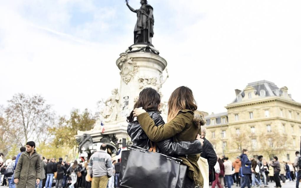 Marianne, hoog boven het verkeer en de voetgangers, op het Place de la République in Parijs. De Franse president François Hollande maakte duidelijk dat het de terroristen om haar te doen is: zij moet dood. beeld AFP