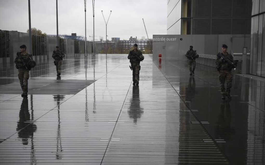 PARIJS. In Parijs patrouilleerden militairen vrijdag op diverse belangrijke plaatsen, zoals hier bij de Nationale Bibliotheek.beeld AFP