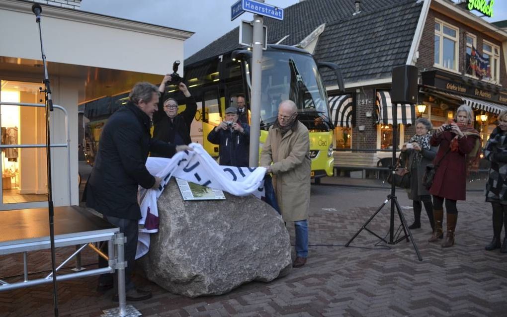 RIJSSEN. Wethouder Aanstoot en de voorzitter van de Stichting Historisch Oarfgood Riessen onthulden vrijdagmiddag een zogeheten luistersteen in Rijssen. Foto Gerrit Dannenberg