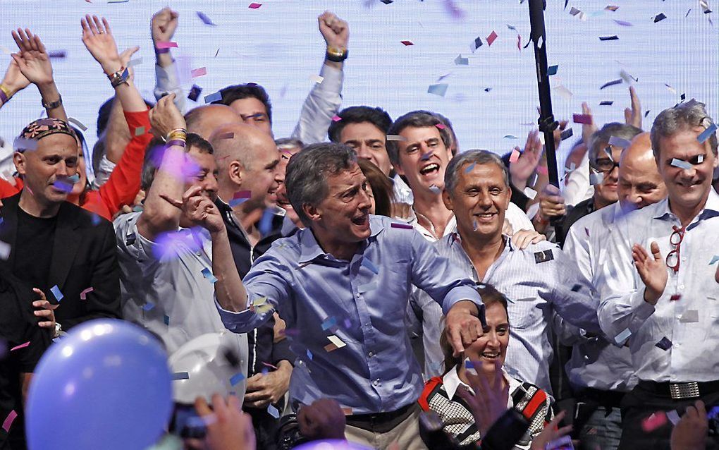 Mauricio Macri (m.) viert zijn overwinning. Beeld AFP