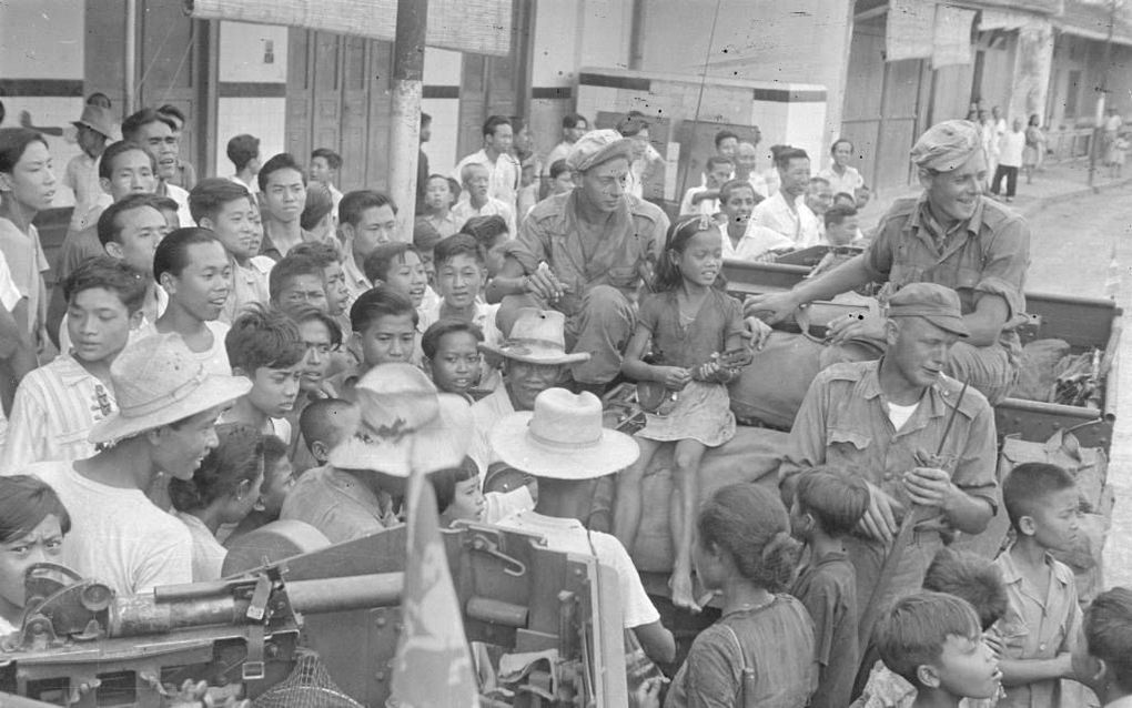 Gewenst beeld: inwoners van Solo, op Midden-Java begroeten op 21 december 1948 de binnentrekkende Nederlandse troepen. Een krontjong-bandje (de mannen met de witte hoeden) speelt muziek. De legerfotograaf zoomt hier bewust op in en laat uit beeld dat de s