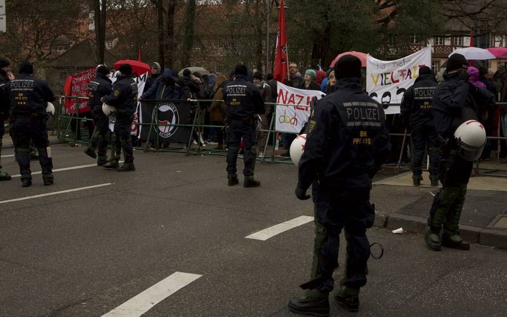 WEINHEIM. Enkele honderden antifascistische betogers beseffen dat de NPD’ers hun scheldkanonnade niet horen en proberen met geweld door de politiemacht heen te breken. beeld Roy van Veen