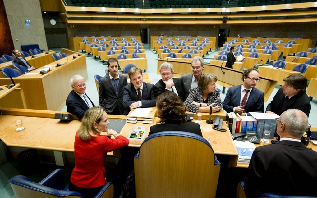 Woordvoerders van de diverse politieke partijen in overleg met de voorzitter tijdens een van de debatten in de Tweede Kamer over het Belastingplan 2015. beeld ANP