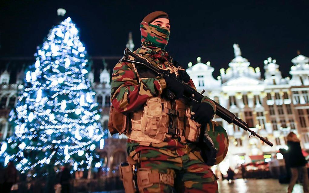 Patrouille op de Grote Markt in Brussel. beeld EPA