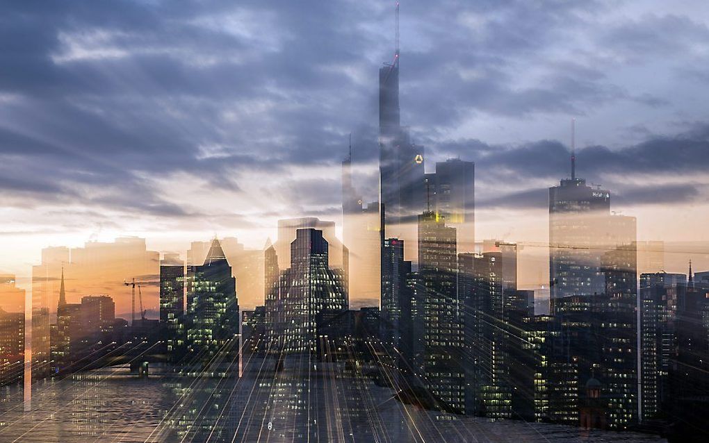 De skyline van Frankfurt am Main, maandag. De foto heeft een zoomeffect. beeld AFP