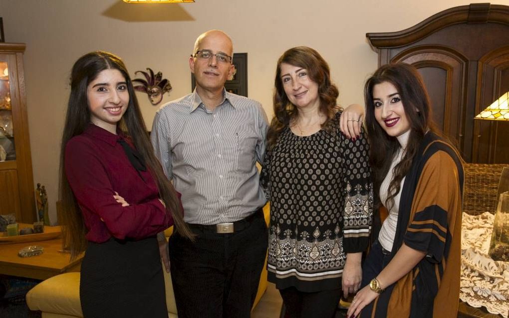 Sarah, Samuel, Yuliana en Hala (v.l.n.r.) in hun woning in Kampen. „We houden van dit land. Onze toekomst ligt hier.” beeld RD, Anton Dommerholt