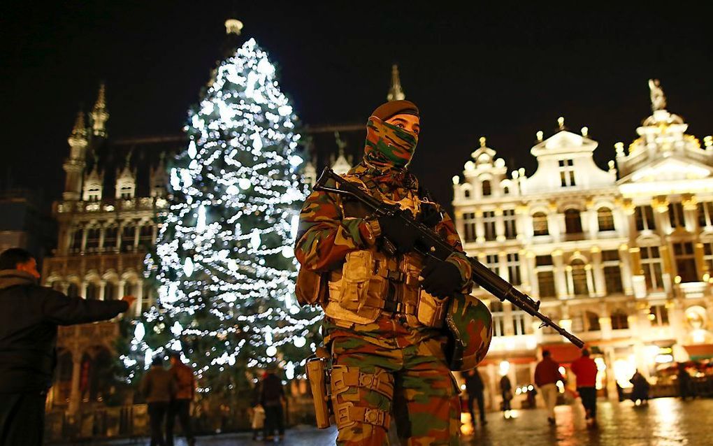 Een militair op de Grote Markt in Brussel. beeld EPA