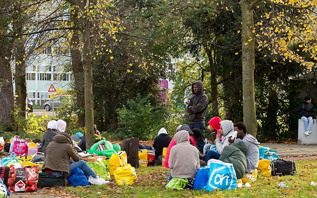 Vluchtelingen protesteren bij het voormalige ministerie van Sociale Zaken tegen de omstandigheden in hun nieuwe tijdelijke verblijfplaats. Beeld ANP