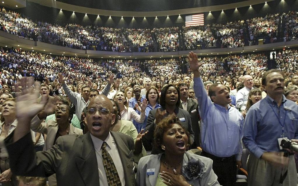 Onder de naam evangelicals valt in de Verenigde Staten een diverse groep christenen. Foto: Een van de megabijeenkomsten van Amerikaanse christenen in Lakewood Church in Houston.  beeld EPA