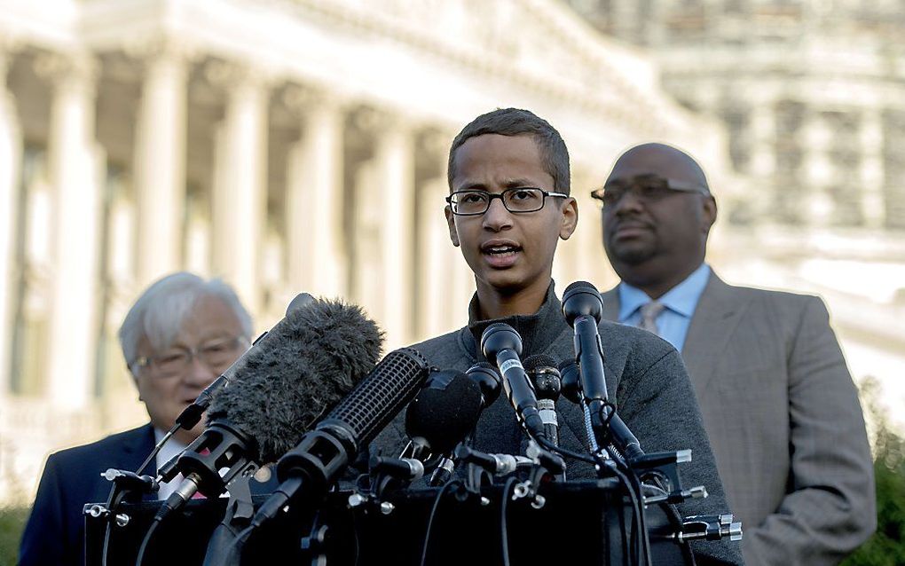 'Klokjongen' Ahmed Mohamed eist 15 miljoen dollar van zijn school en woonplaats. beeld AFP