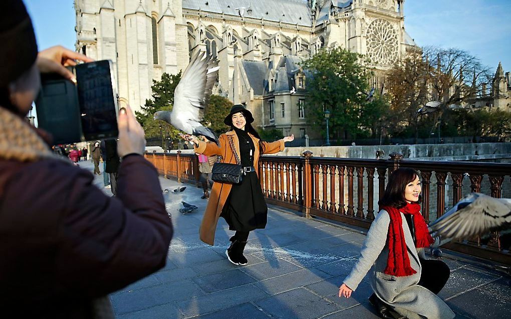 Toeristen voor de Notre Dame. Beeld EPA