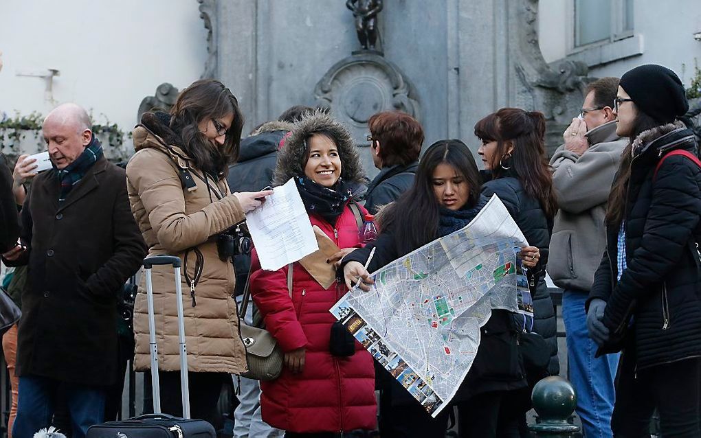 Toeristen bij Manneken Pis in Brussel. beeld EPA