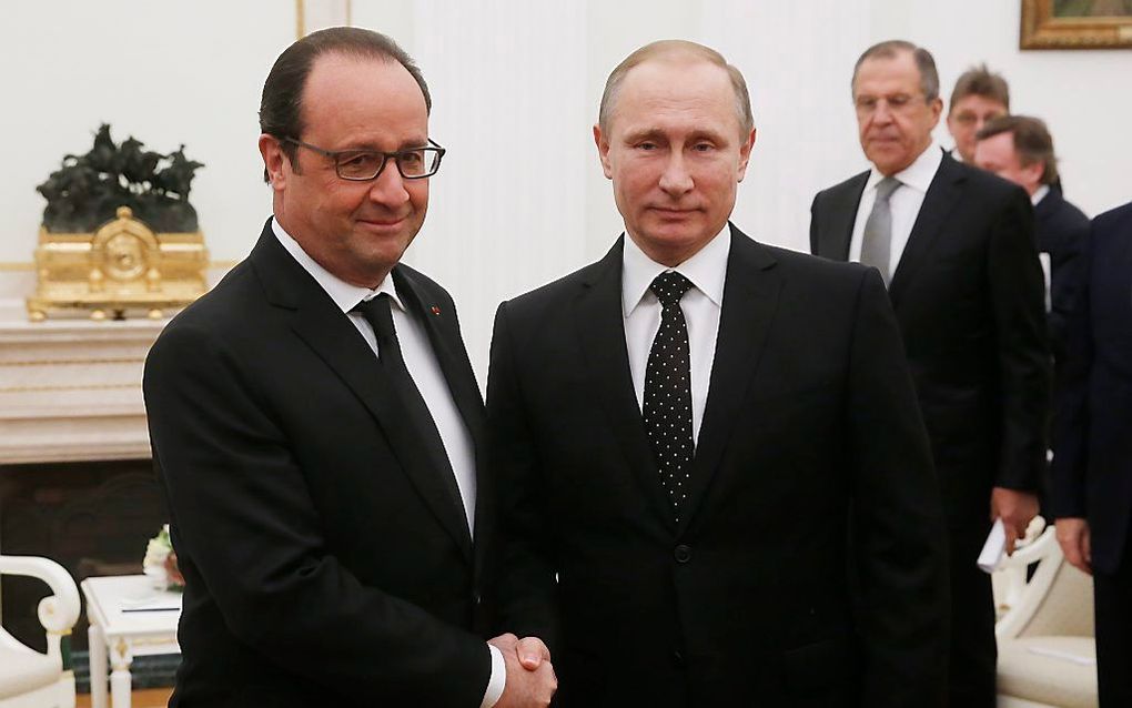 De Russische president Vladimir Poetin (R) en zijn Franse ambtgenoot François Hollande. beeld EPA