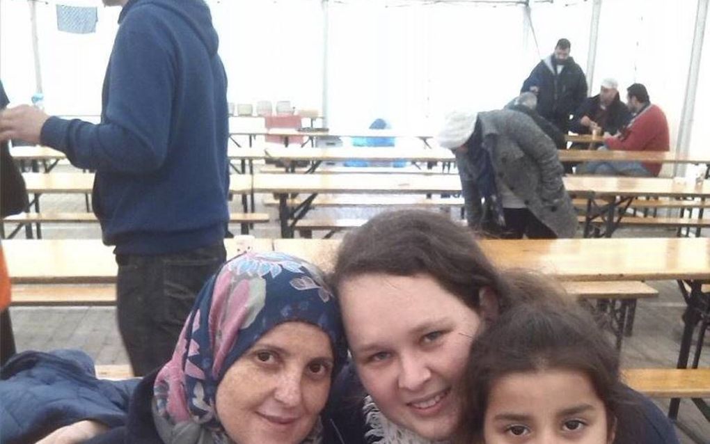 Pleuny Koetsveld (35) uit Dodewaard zet zich sinds juni als vrijwilliger in voor Syriërs als Mariam (l.) en Gazal.  beeld fam. Koetsveld