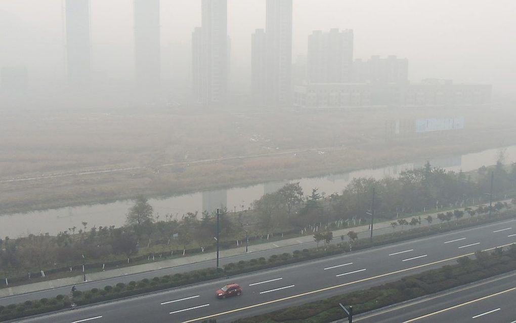 Smog in de stad Lianyungang in het oosten van China. beeld AFP