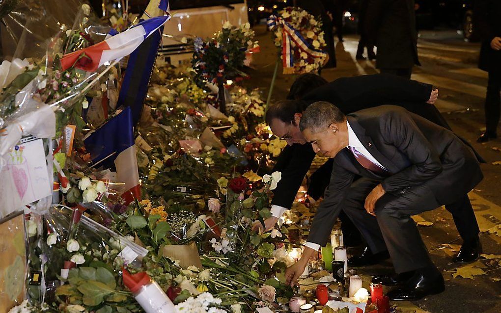 De Amerikaanse president Barack Obama heeft maandag kort na zijn aankomst in Parijs een bezoek gebracht aan concertzaal Bataclan, waar eerder tijdens een concert een bloedbad werd aangericht. beeld EPA