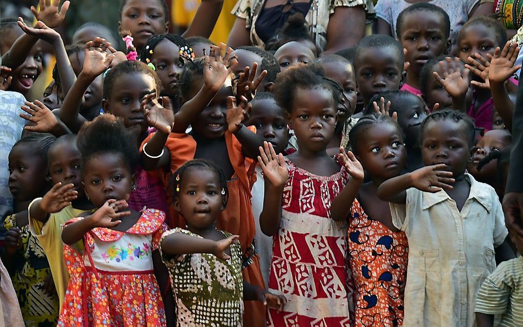 Kinderen in afwachting van de paus. beeld AFP