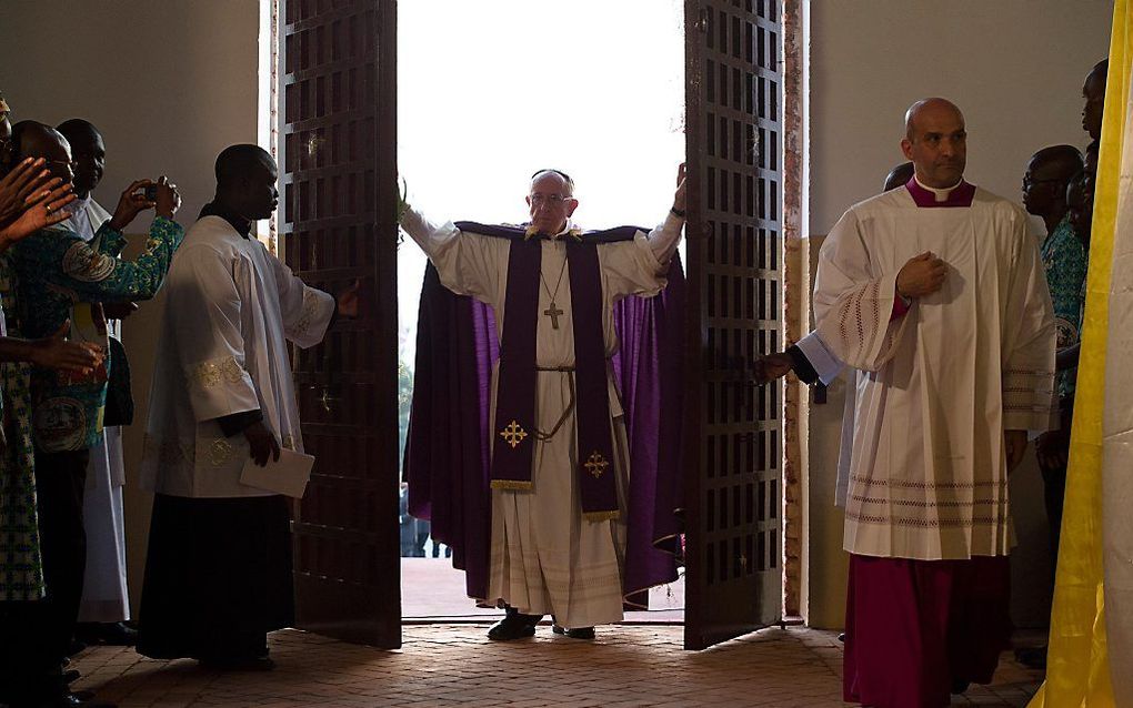 De paus opent de deuren van de kathedraal van Bangui. beeld AFP