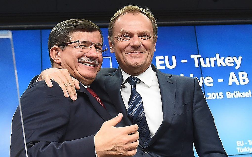 Europees president Tusk (r.) omhelsde gisteren de Turkse premier Davutoglu (l.). AFP