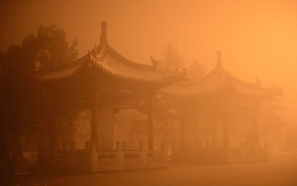 Luchtvervuiling in Hohhot, in de Noord-Chinese regio Binnen-Mongolië. Peking en andere steden in China hebben te kampen met zware smog. Het probleem speelt vooral in de winter als er veel kolenkachels worden gestookt. Ook het weer speelt mee: er staat al 