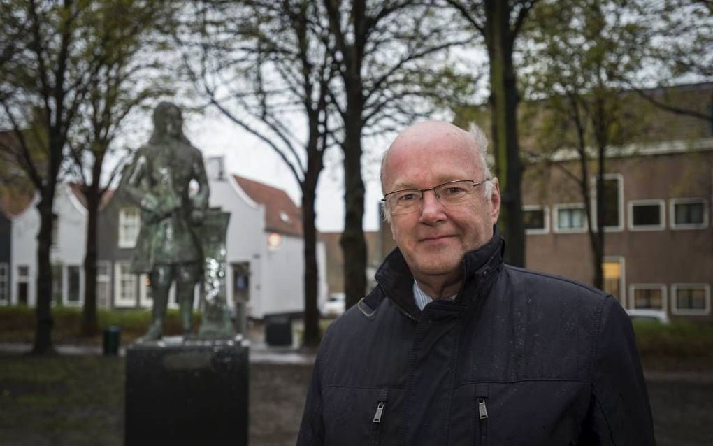 Gemeentearchivaris H. Uil van Schouwen-Duiveland in zijn geboortestad Zierikzee naast het beeld van oud-burgemeester mr. Pieter Mogge (1698-1756), die een legaat bestemde voor de stichting van een Zeeuwse universiteit. Die universiteit is er echter nooit 