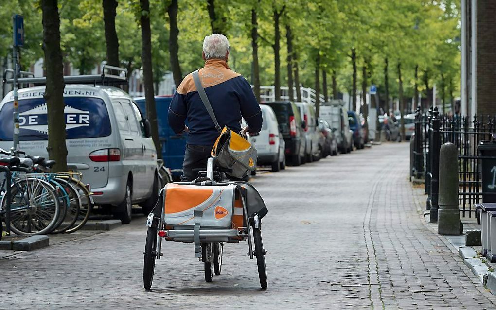 PostNL onderzoekt of postbodes in hun wijken de boel extra in de gaten kunnen gaan houden. beeld ANP