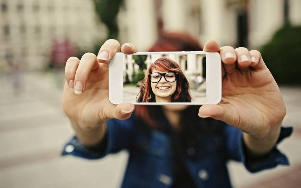 Sommigen gebruiken de selfie inmiddels als metafoor voor de tijd waarin wij leven: ik-gericht. beeld iStock