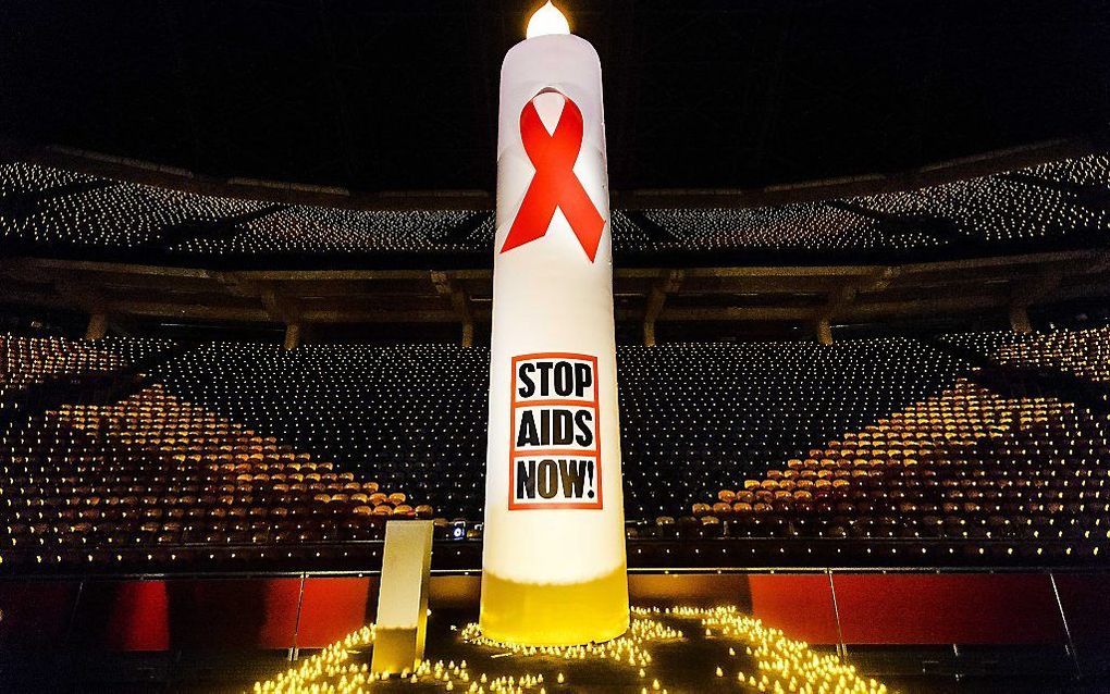 Tienduizend kaarsjes branden in de Arena op Wereld Aids Dag om de 1,2 miljoen aidsdoden van het afgelopen jaar te herdenken. beeld ANP