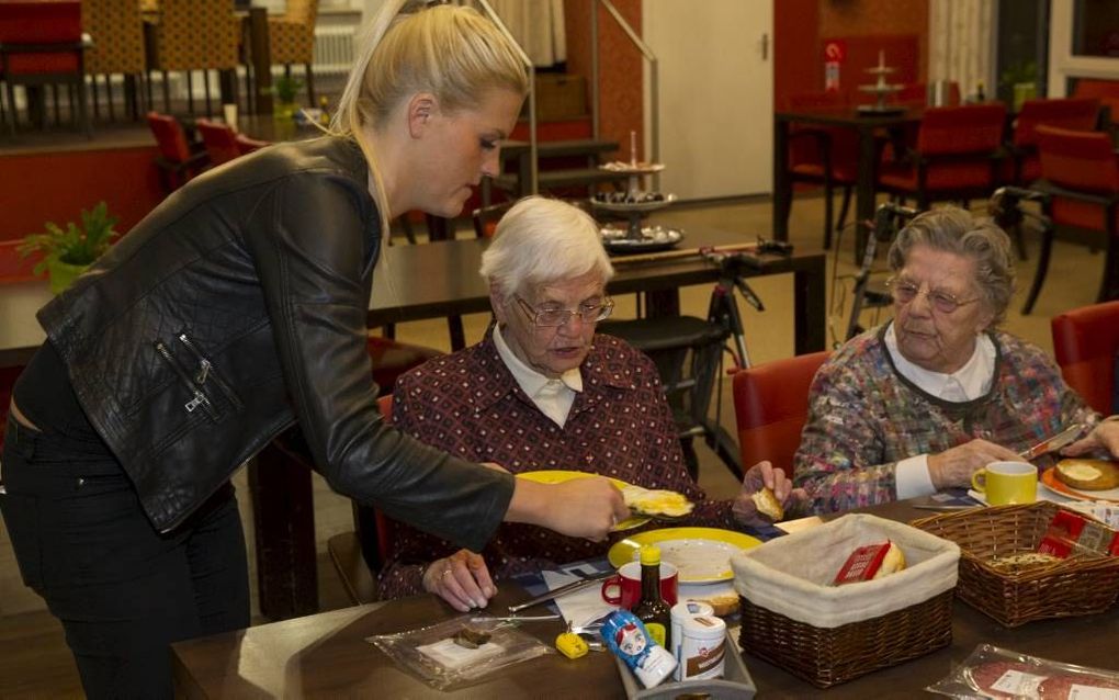 Student Anneloes serveert haar oudere buren een maaltijd in ruil voor gratis woonruimte. beeld RD, Anton Dommerholt