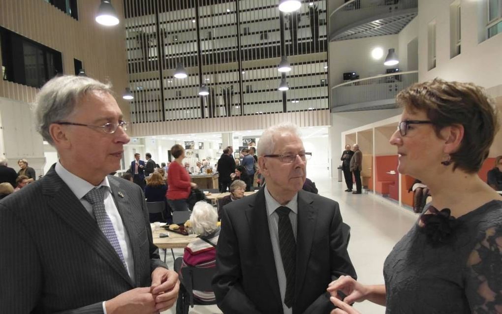 Drie (oud-)NPV-directeuren donderdag in de pauze van het zorgsymposium in Ede, (v.l.n.r.) dr. R. Seldenrijk, G. van den Berg en Esmé Wiegman. beeld RD