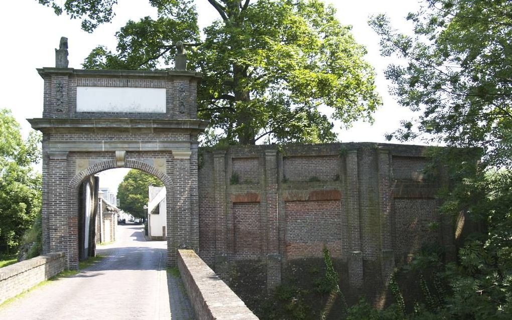 De Hofpoort in Vianen voor het ongeluk met de vrachtwagen. Vanaf dinsdag zal de poort er weer in volle glorie bijstaan. beeld André Bijl